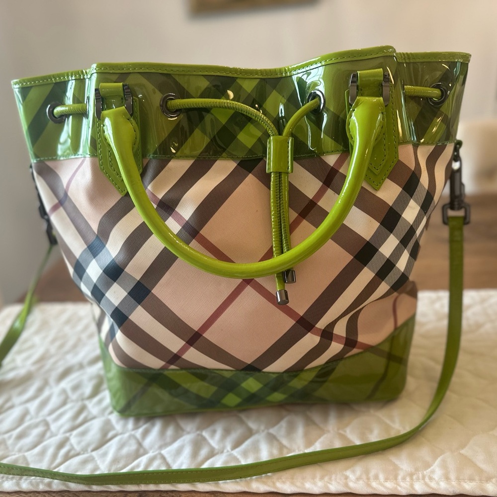 The Burberry Beige/Green PVC and Patent Leather Drawstring Tote (Rare) - Picture 3 of 16